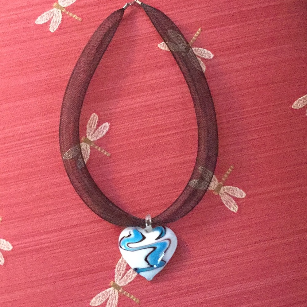 Gorgeous stretch mesh necklace with glass heart.